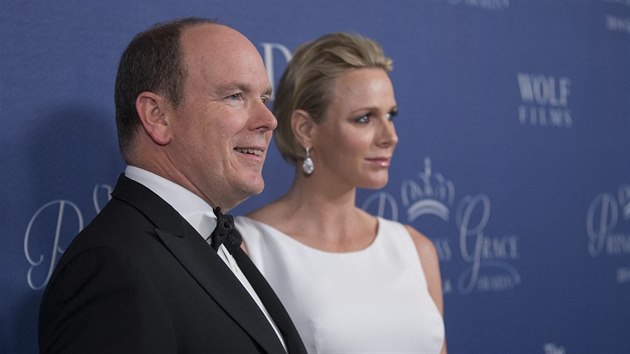 Monack kne Albert II.  a knna Charlene na Princess Grace Awards gala v Beverly Hills (8. jna 2014)