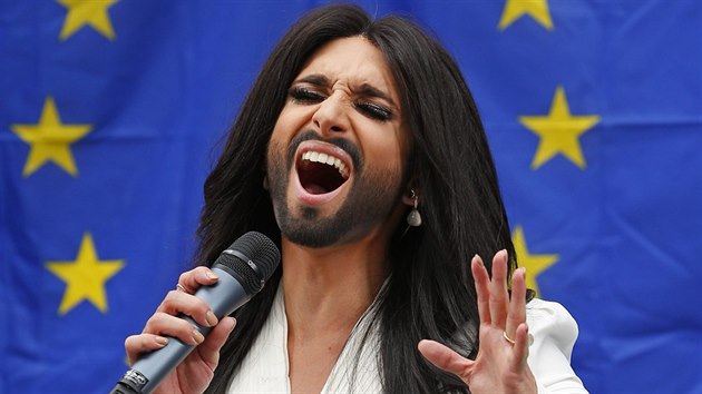 Conchita Wurst zpvala ped europarlamentem (Brusel, 8. jna 2014).