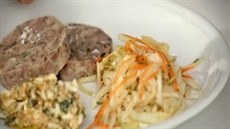 Terina se zelným salátem a omákou gribich