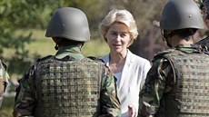 Německá ministryně obrany Ursula von der Leyenová hovoří s pešmergy, kteří se...