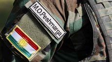 Národní vlajka Kurdistánu na uniform pemerga, který se cvií v Nmecku (2....