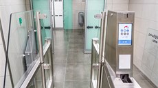 Vstupní turnikety do nově zrekonstruovaných prostor toalet ve vestibulu metra...