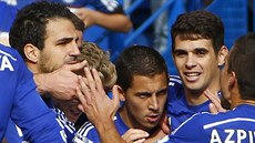 OSLAVA GÓLU. Eden Hazard (třetí zprava), fotbalista Chelsea, oslavuje se...