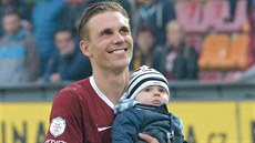 ��ASTNÝ OTEC. Bo�ek Do�kal, fotbalista pra�ské Sparty, se raduje se synem z...
