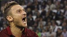 JE TO TAM! Francesco Totti, fotbalista italského týmu AS Řím, se raduje z gólu,...
