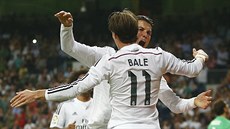HVĚZDY SLAVÍ. Gareth Bale (s číslem 11), fotbalista Realu Madrid, oslavuje...