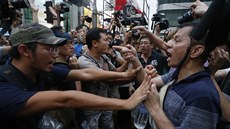 V centru Hongkongu v pátek vypukly poty�ky mezi demonstranty po�adujícími...
