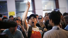 V centru Hongkongu v pátek vypukly potyky mezi demonstranty poadujícími...