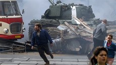 Za pomoci stovky komparsist tu vznikala akní scéna snímku Krycí jméno Holec o...