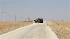 Poniený obrnný vz na silnici smující do msta Kobani (8. íjna)