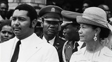 Trochu natvrdlý tloutík Jean-Claude Duvalier a jeho matka Simone. Podle...