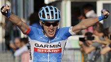 RUCE NAHO�E. Daniel Martin se raduje z vít�zství v jednorázovém závod� Kolem...
