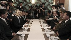 Místop�edseda severokorejské národní bezpe�nostní rady (druhý zprava) a...