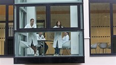 Prosklené kostky místo balkon� lákají k odpo�inku s výhledem do parku. (2....