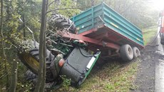 Traktor skon�il zaklín�ný mezi stromy. Zran�ného �idi�e odvezla záchranka do...
