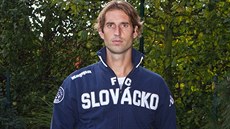 Libor Do�ek pózuje s trofejí pro Hrá�e m�síce, úto�ník anketu vyhrál za zá�í...