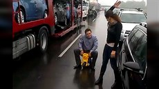 Zoufalství p�i stání v kolon� na dálnici D1 si m��ete zp�íjemnit t�eba jízdou...