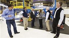 Zástupkyně šéfa NASA Lori Garverová (třetí zprava) na exkurzi v centrále...