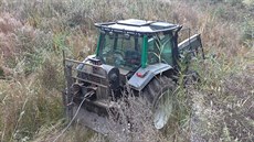 Velký traktor ur�ený pro t�bu d�eva p�ejel mu�e, který s ním stahoval po�ezané...