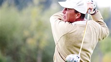 KAM LETÍ. Ivan Lendl p�i golfu na �erném Most�. 