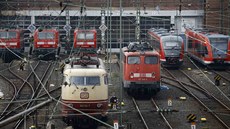 Lokomotivy nmeckých drah v depu elezniní stanice ve Frankfurtu.