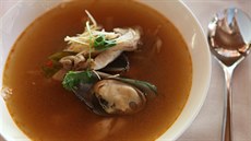 Thajská polévka Tom Yam, tentokrát podávaná s mulemi a moskými plody.