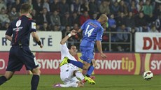 Tomá� Rada (v bílém) ze Slovácka fauluje Joela Lindpereho z Ostravy.