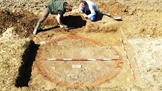 Archeologové v polích okolo Bozkova odkrývají jednu z pecí.