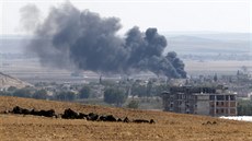 Ze syrského Kobani stoupá hustý dým (6. íjna 2014).