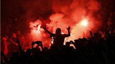 OHN PLANOU. Fanouci Galatasaraye si uívají zápas na stadionu Arsenalu.