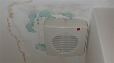 Ventilátorem v podhledu WC zatéká.