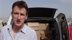 Peter Kassig na nedatovaném snímku ped dodávkou naplnnou humanitární pomocí...