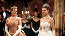 Julie Andrewsová a Anne Hathawayová ve filmu Deník princezny (2001)