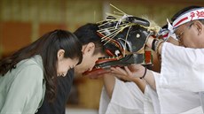 Japonská princezna Noriko a Kunimaro Senge si nechávají pokousat hlavy maskou...