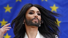 Conchita Wurst zpívala ped europarlamentem (Brusel, 8. íjna 2014).