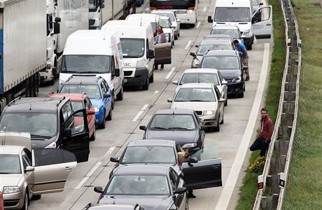 Dálnice D1 u Velké Bítee se ve smru na Brno zcela zastavila kvli porouchanému kamionu. Kolona v jednu chvíli mila 20 kilometr. Ilustraní snímek