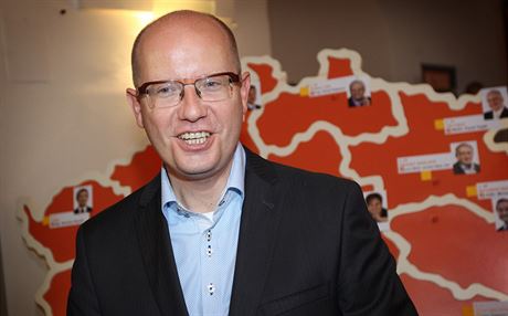 Spokojený premiér Bohuslav Sobotka ve volebním tábu SSD. (11. íjna 2014)