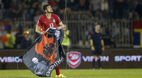 Srbský stoper Stefan Mitrovi stahuje vlajku Velké Albánie bhem kvalifikaního...