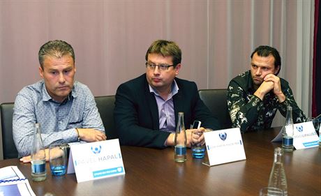 JEDNÁNÍ. Pavel Hapal (vlevo) a Tomá Ujfalui (vpravo) sedí za jedním stolem s...