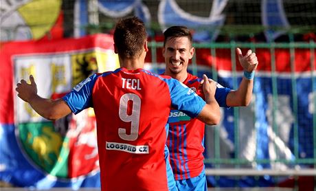JE TAM. Stanislav Tecl a Milan Petrela se radují z gólu Plzn. 