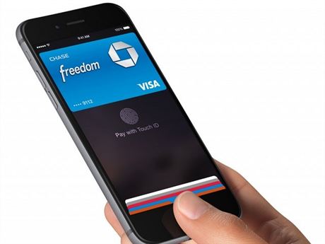 Technologie Apple Pay, kterou firma pedstavila spolu s novým modelem iPhonu, umouje platit za zboí a sluby telefonem.