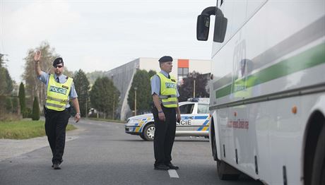 Policisté uzaveli cestu poblí areálu muniních sklad.