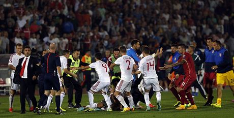 Albántí a srbtí fotbalisté se poprali kvli strené vlajce, kvalifikaní...
