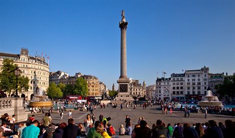 Turisté na londýnském námstí Trafalgar Square