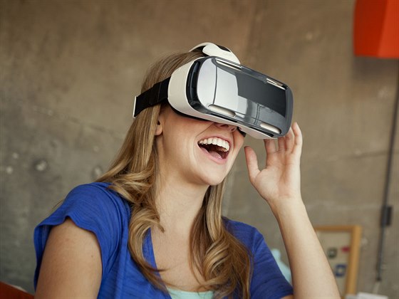 Brýle pro virtuální realitu Samsung Gear VR, do kterých staí jen vloit mobilní telefon 