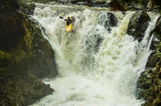 A DOL! Vavinec Hradilek pi svém skoku na jedenáctimetrovém vodopádu na ece...