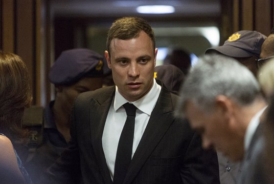 Oscar Pistorius přichází do soudní místnosti (13. října 2014).
