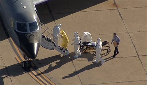 Pevoz Amber Vinsonové, zdravotní sestry nakaené ebolou, do nemocnice v...