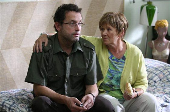 Josef Polášek a Zdena Hadrbolcová ve filmu František je děvkař (2008)