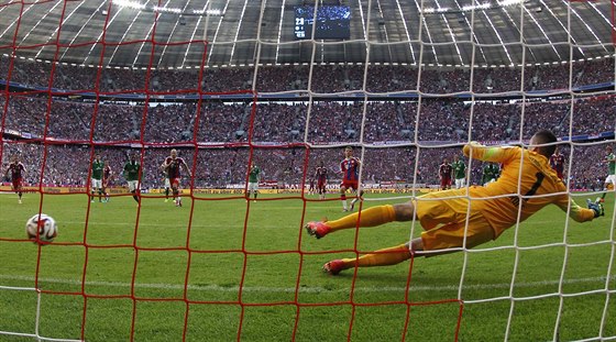 PATNÁ STRANA. Thomas Müller, fotbalista Bayernu Mnichov, pekonává brankáe...